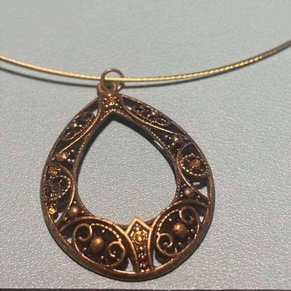 Handcrafted antique gold tone pendant with amber stones pendant on choker - Picture 2 of 4